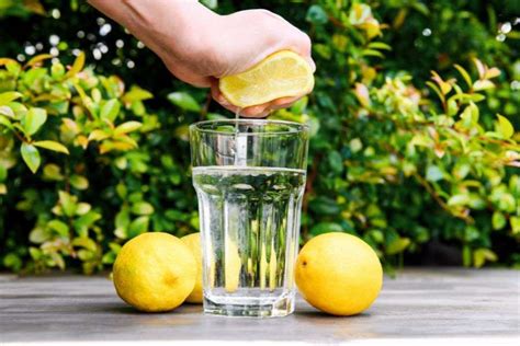 Mitos del agua con limón