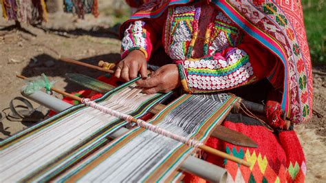 Mujer Aymara Tejiendo