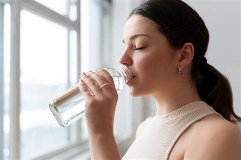 Mujer bebiendo agua