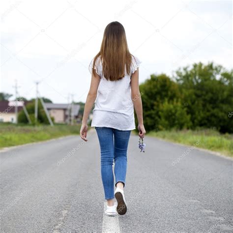 Mujer caminando al aire libre