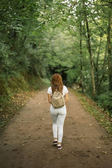 Mujer caminando en la naturaleza