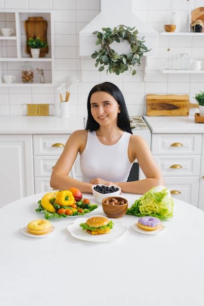 Mujer comiendo alimentos saludables