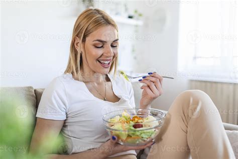 Mujer comiendo frutas frescas