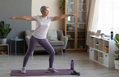 Mujer de 50 años haciendo ejercicio