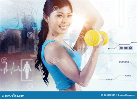 Mujer ejercitándose con pesas