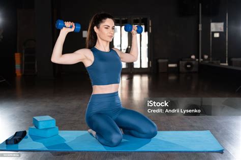 Mujer ejercitándose en un gimnasio