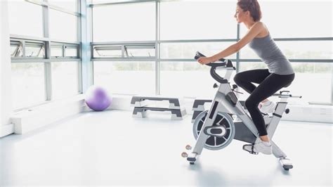 Mujer ejercitándose en una bicicleta estática