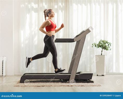 Mujer ejercitándose en una cinta de correr