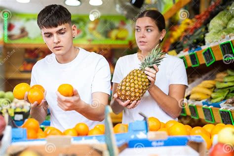Mujer eligiendo fruta