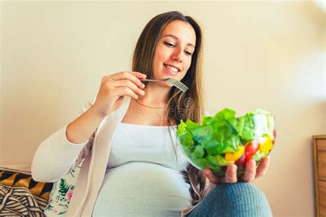 Mujer embarazada comiendo ensalada