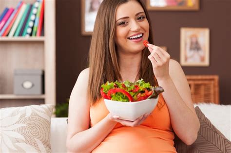Mujer embarazada comiendo una ensalada saludable