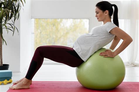 Mujer embarazada haciendo ejercicio