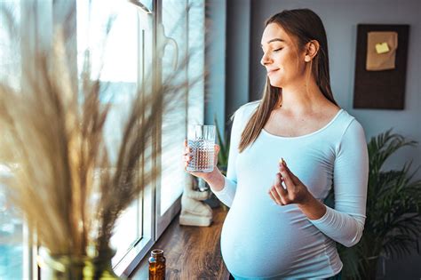 Mujer embarazada tomando omega-3
