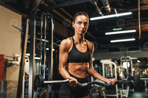 Mujer entrenando con pesas