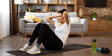 Mujer haciendo ejercicio en casa