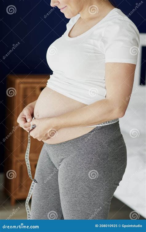 Mujer midiendo su abdomen