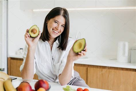 Mujer mostrando verduras frescas