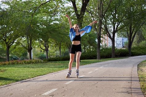 Mujer patinando en línea en un parque