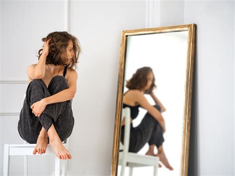 Mujer preocupada por su imagen corporal