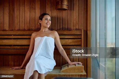 Mujer relajándose en un sauna