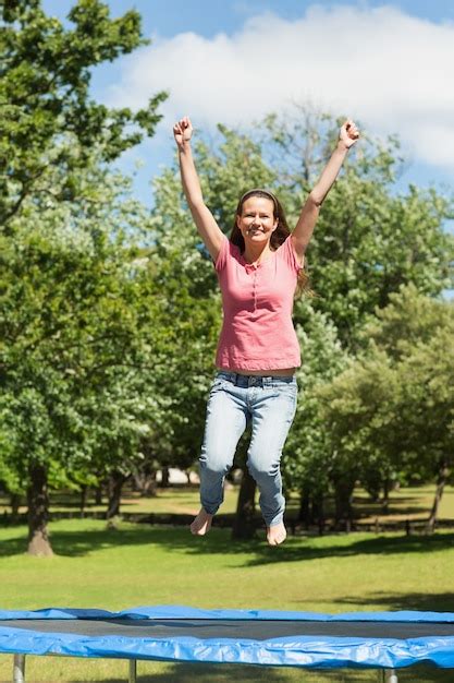 Mujer saltando en trampolín