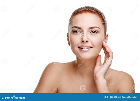 Mujer tocando su cara felizmente