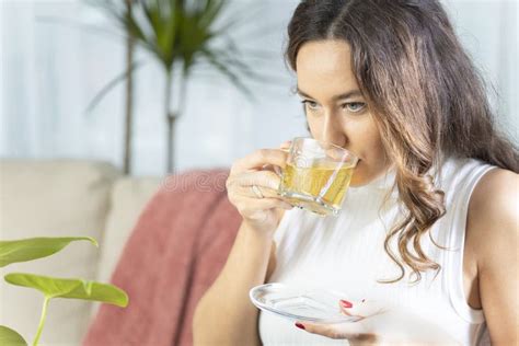 Mujer tomando té verde