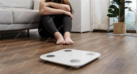 Mujer triste viendo la escala
