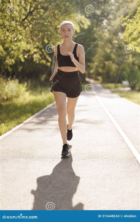 Mujer trotando en un parque