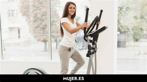 Mujer usando una elíptica
