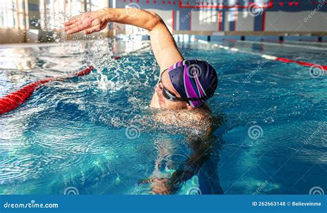 Nadador en la piscina