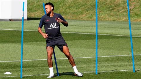 Neymar entrenando en el gimnasio