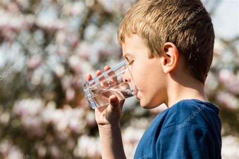 Niño bebiendo agua