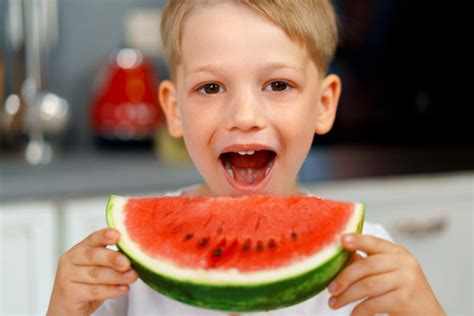 Niño comiendo frutas