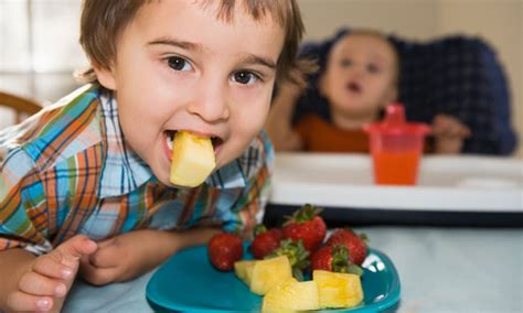 Niño probando un nuevo alimento