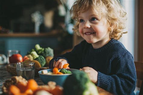 Niños aprendiendo sobre alimentación saludable