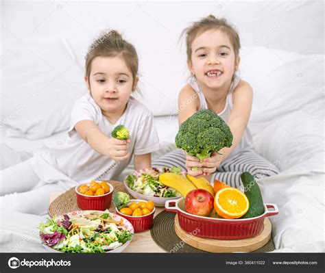 Niños comiendo
