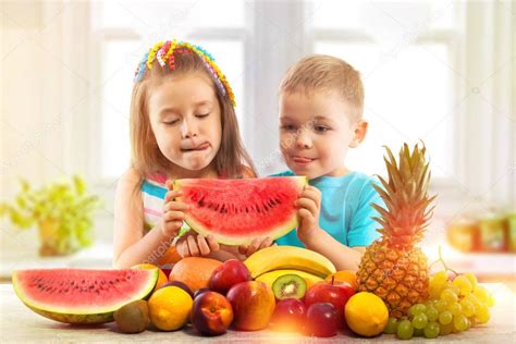 Niños veganos comiendo frutas y verduras
