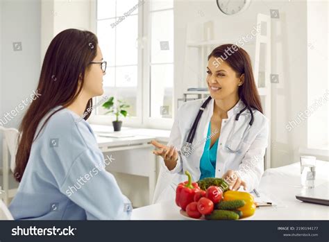 Nutricionista aconsejando a un paciente