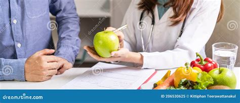 Nutricionista consultando a un paciente