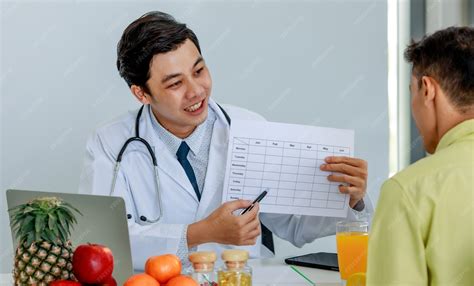 Nutricionista explicando un plan de alimentación
