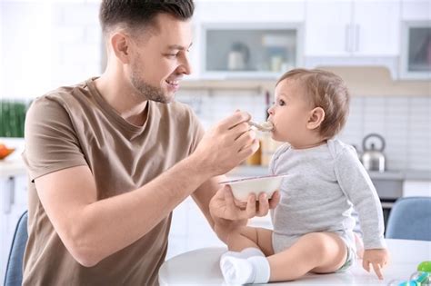 Padre alimentando a su hijo