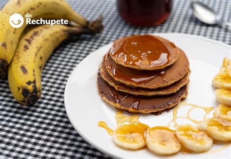 Panqueques de avena y plátano servidos