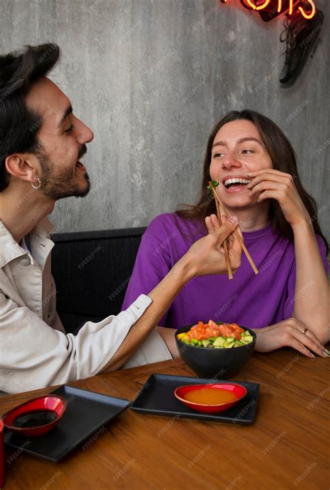 Pareja comiendo