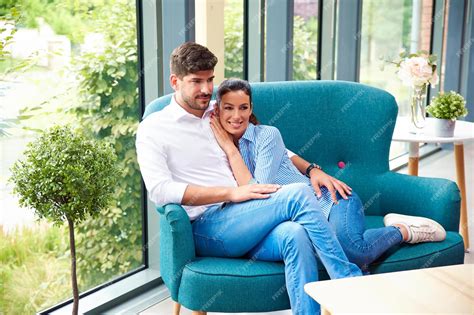 Pareja relajada en casa