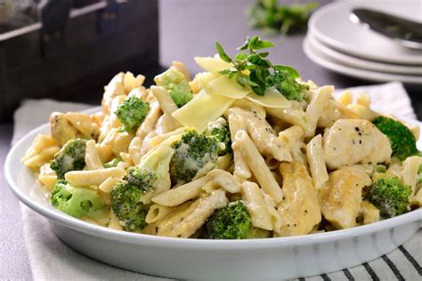 Pasta con pollo y brócoli