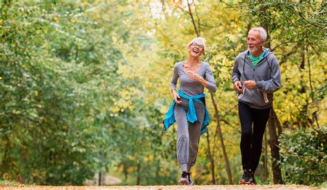 Persona caminando al aire libre