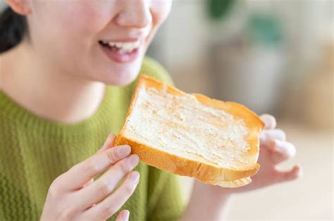 Persona comiendo pan