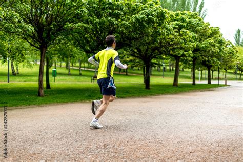 Persona corriendo en un parque