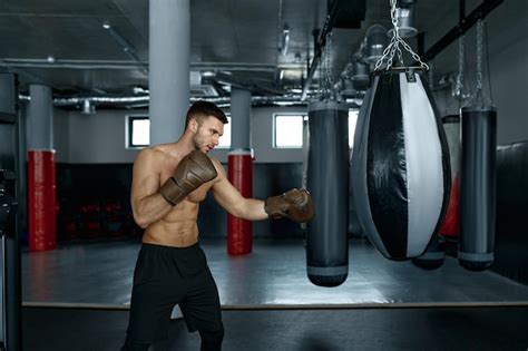 Persona entrenando con saco de boxeo